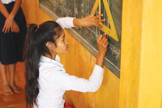 A hearing impaired student in Cambodia © HR/Krousar Thmey