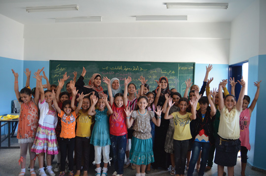 Grade 4 students with their teachers and school principal