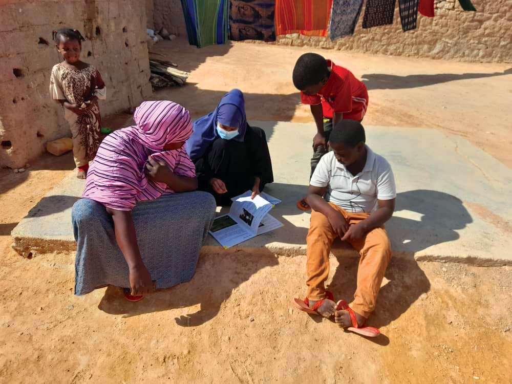 Introducing a family to the EENET/NAD home learning booklet in Somalia